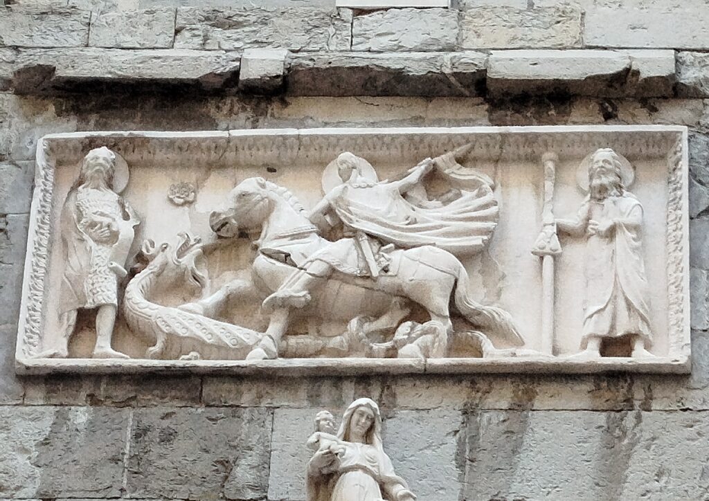 Scultura San Giorgio e il drago sulla fiancata del duomo di Genova