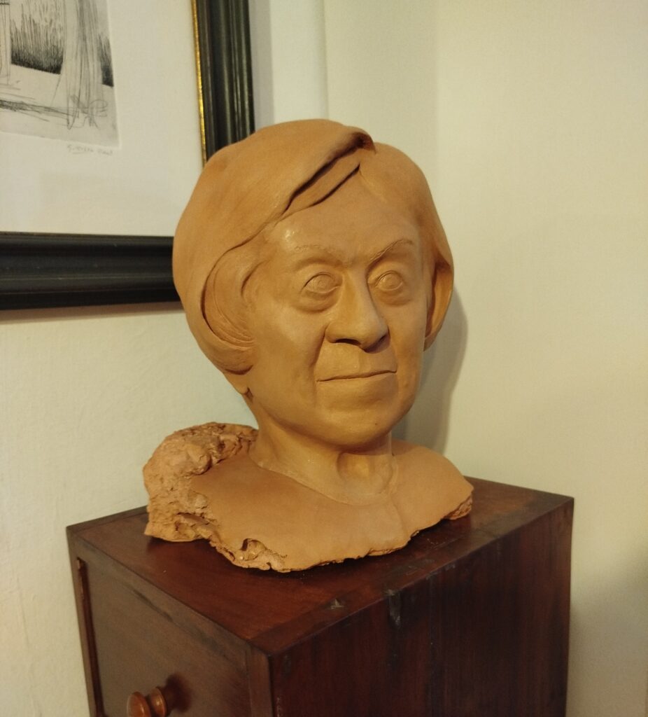 Ritratto di Ada, scultura a tutto tondo in terracotta eseguita nel 2026.